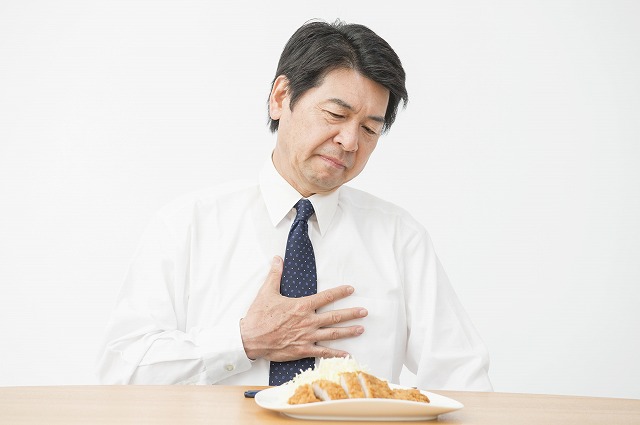 警戒すべき胃もたれの症状